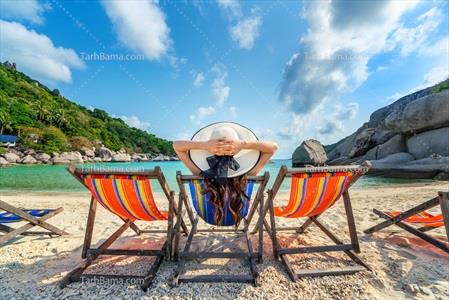 تصویر با کیفیت زن نشسته در ساحل